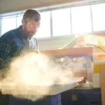 Endüstriyel atölyede duman emme sistemi ile toz tahliyesi